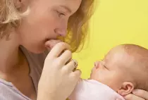 Как правильно держать новорожденного Видео