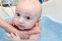как научить новорожденного плавать видео