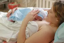 кормление новорожденного ребенка